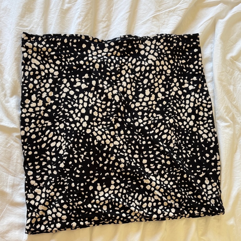 ⭐️ 4 for $20 - Bundle and save!!! ⭐️
H&M Black and White Patterned Pencil Skirt
